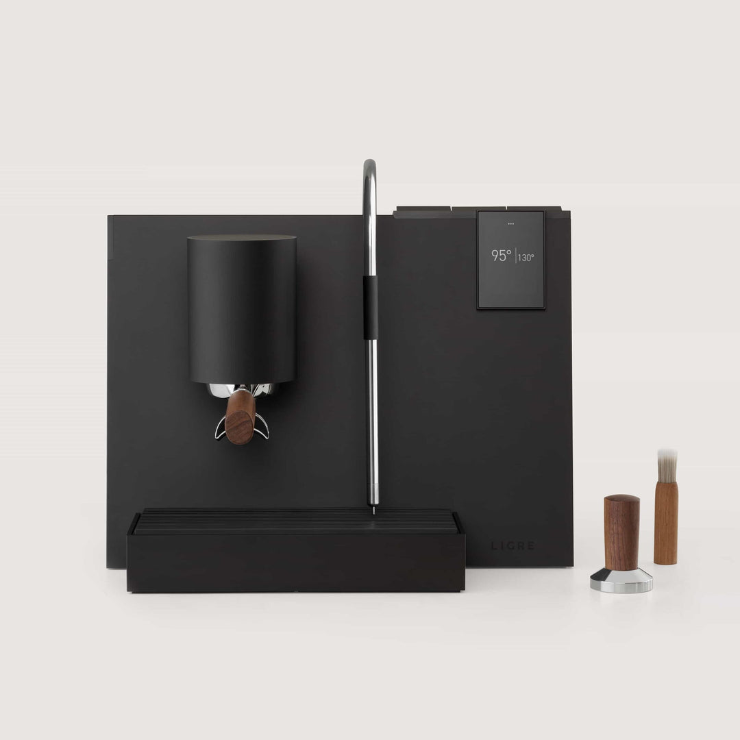 Machine à espresso design Ligre Youn en noir mat avec accent noyer – photo de set - Coffee Coaching Club