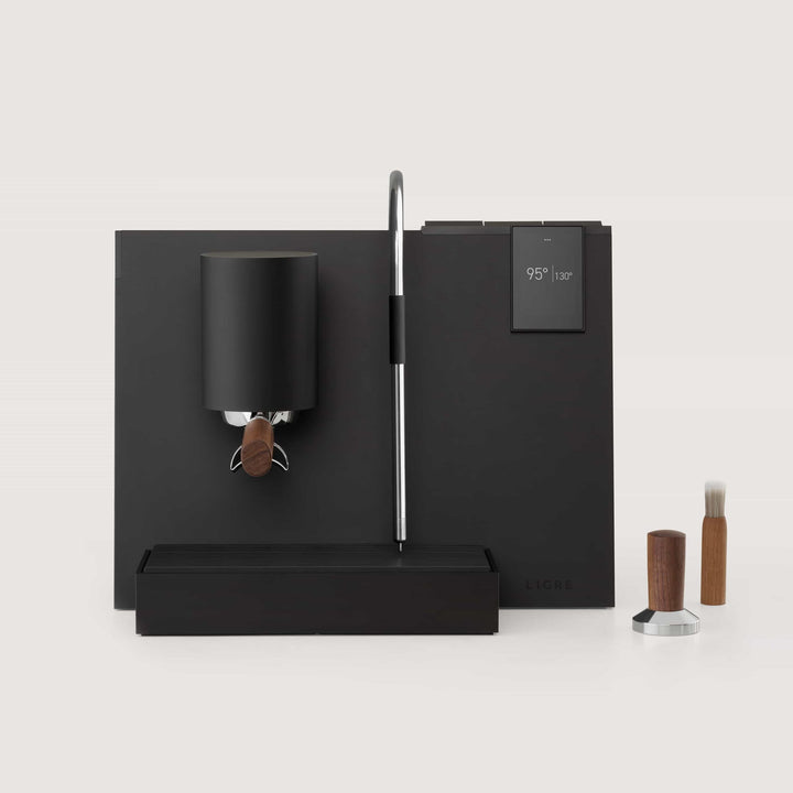 Machine à espresso design Ligre Youn en noir mat avec accent noyer – photo de set - Coffee Coaching Club