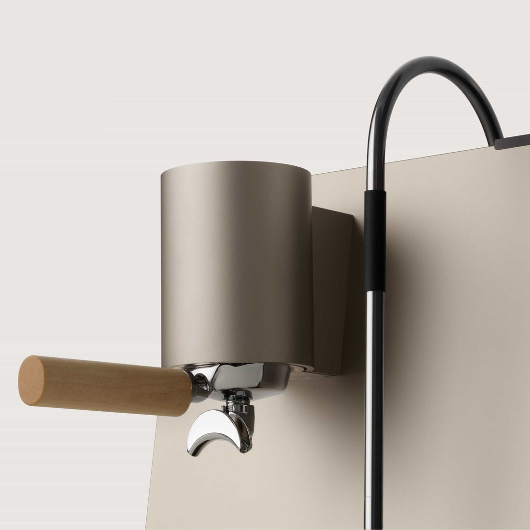 Machine à espresso design Ligre Youn en beige argenté avec accent érable - Coffee Coaching Club