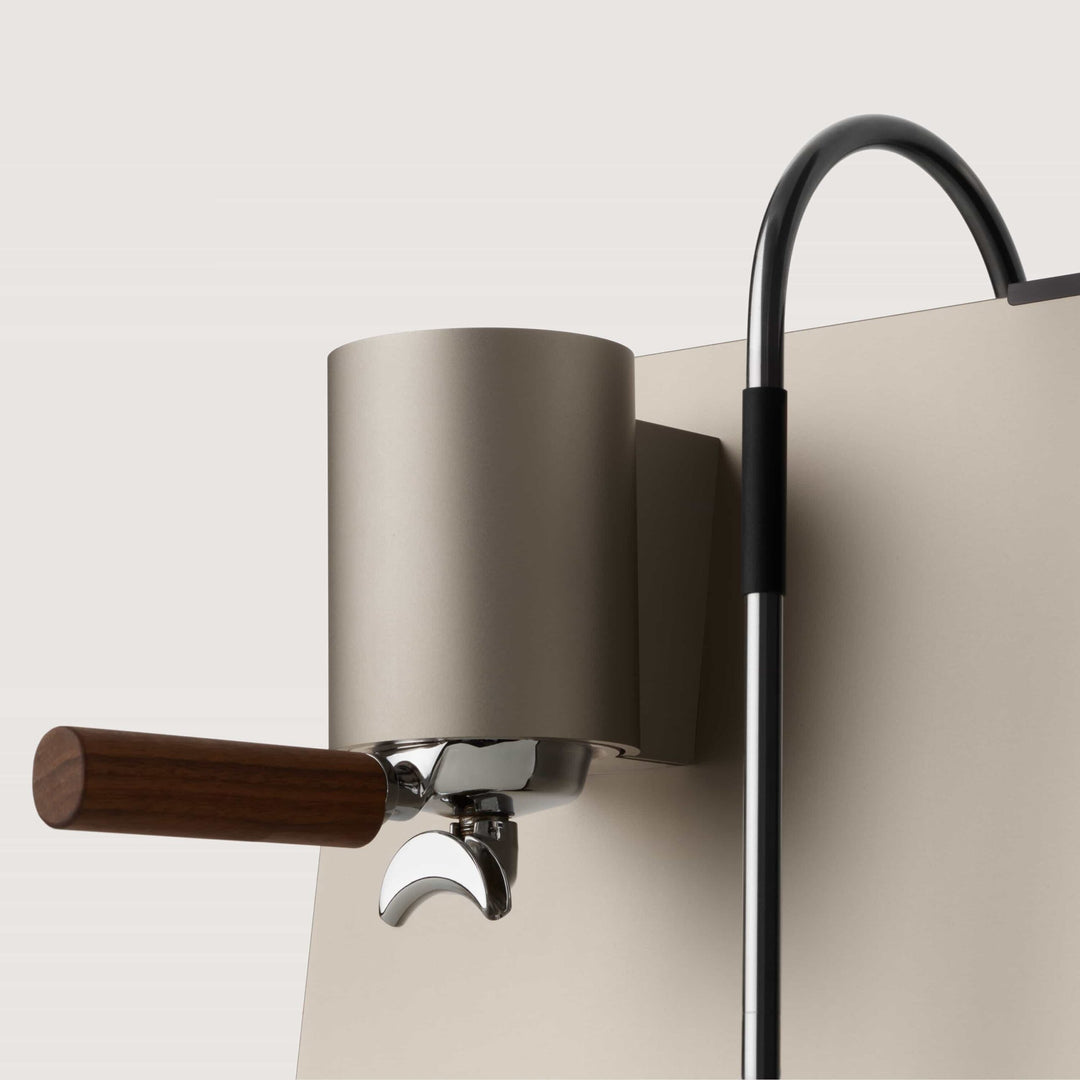 Machine à espresso design Ligre Youn en beige argenté avec accent noyer - Coffee Coaching Club