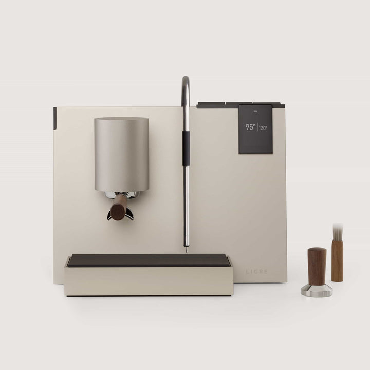 Machine à espresso design Ligre Youn en beige argenté avec accent noyer – photo de set - Coffee Coaching Club