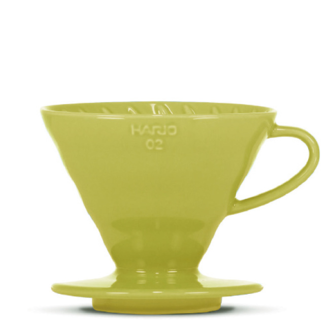 HARIO V60 Filterhalter, Porzellan, light green, 3-4 Port, Seitenansicht mit Henkel - Coffee Coaching Club