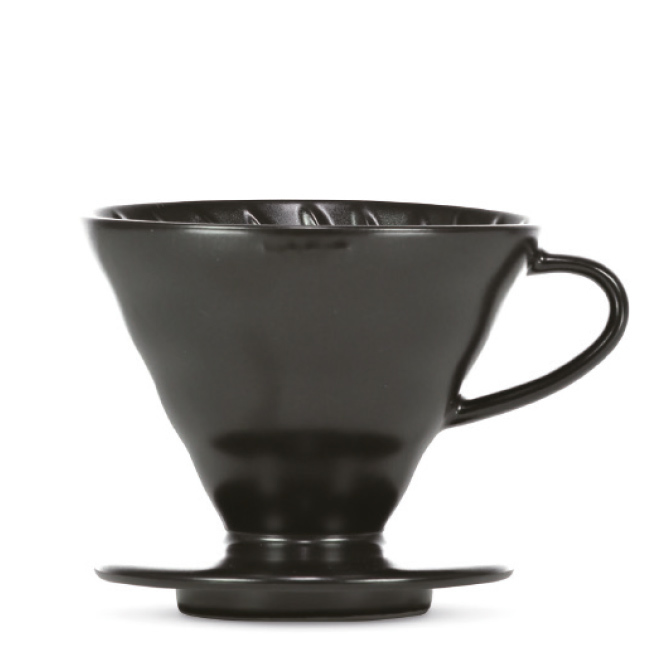 HARIO V60 Filterhalter, Porzellan, matt black, 3-4 Port, Seitenansicht mit Henkel - Coffee Coaching Club