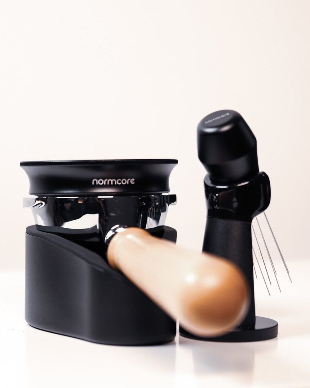 Normcore Portafilter Tampingstation mit Siebträger – Coffee Coaching Club 2