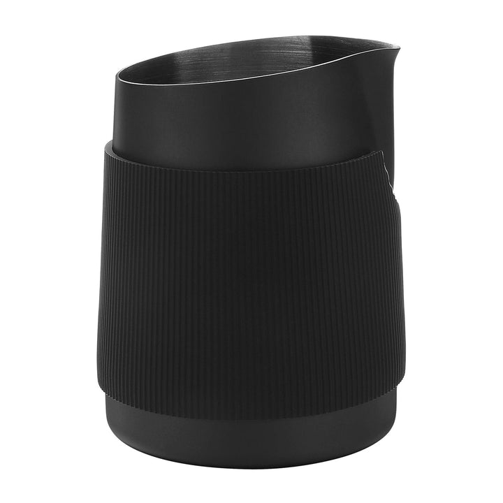 Normcore Milchpitcher 450 ml grifflos seitliche Ansicht – Coffee Coaching Club 6