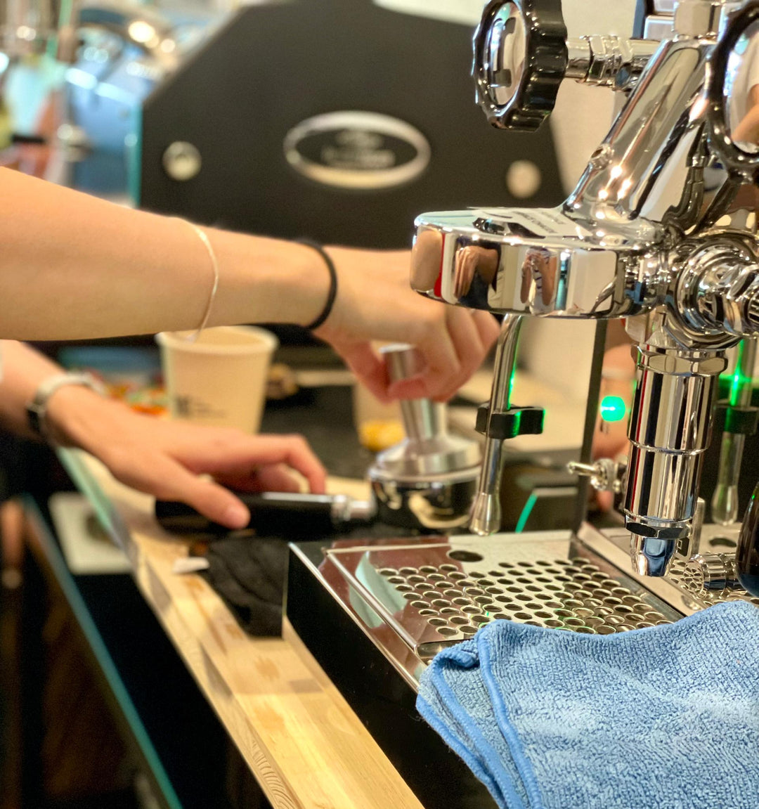 Team Event Workshop – Prensando el café molido en el portafiltro – Coffee Coaching Club
