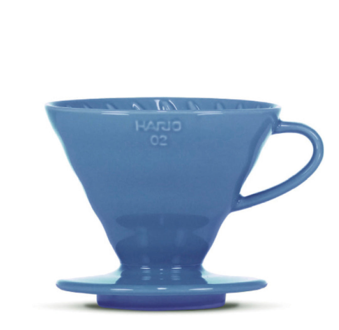 HARIO V60 Filterhalter, Porzellan, blue, 3-4 Port, Frontalansicht - Coffee Coaching Club