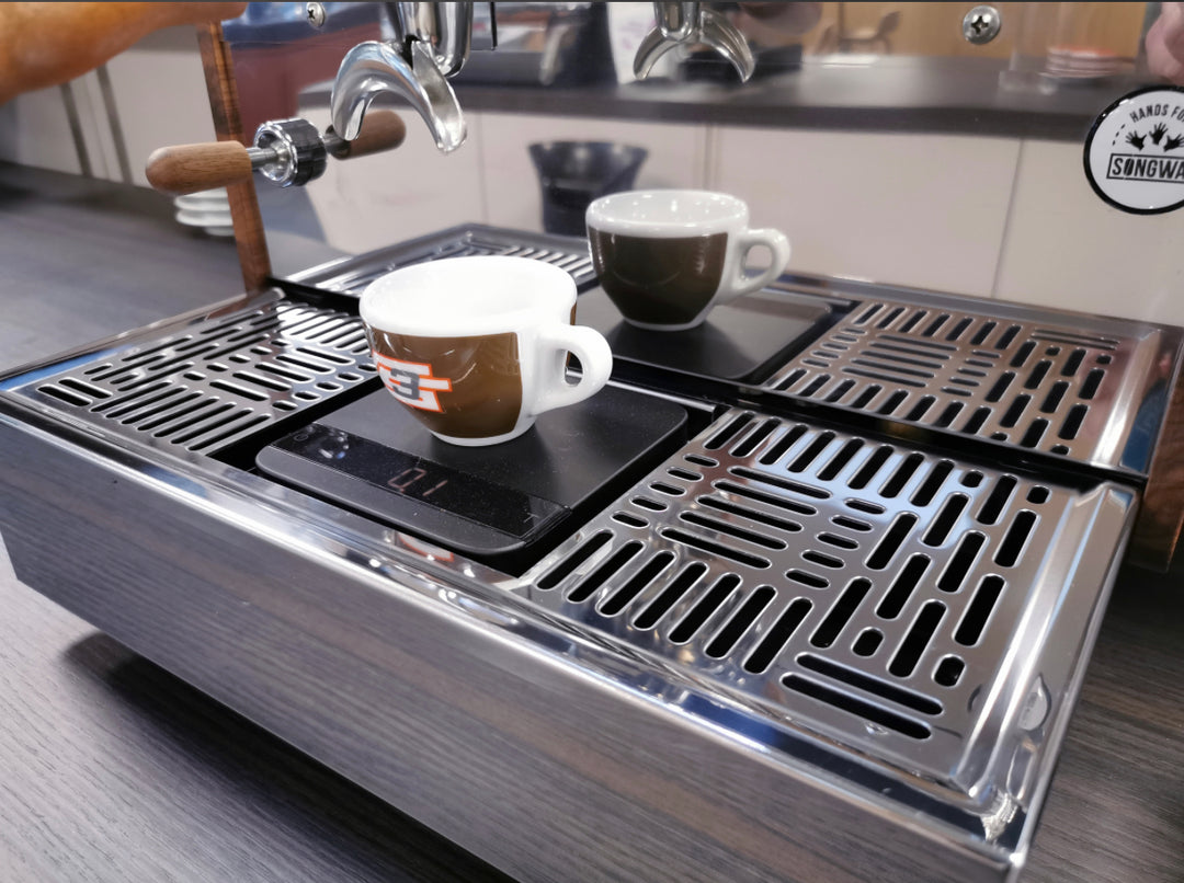 La Marzocco GS3 drip tray grate, Acaia Lunar detail – Coffee Coaching Club 2